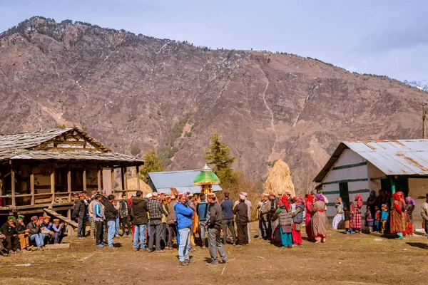 Kullu, Himachal Pradesh, India - 13 de febrero de 2018: La gente local rinde culto a Dios Devta en el Himalaya — Foto de Stock