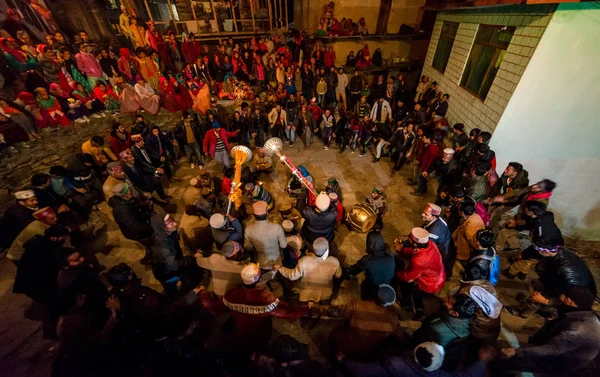 Kullu, Himachal Pradesh, Hindistan - 07 Aralık 2018 : Himalayalarda Yerel Geleneksel Dans — Stok fotoğraf