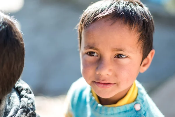 Kullu, Himachal Pradesh, India - 08 de diciembre de 2018: Foto de niños himalayas en la montaña, pueblo del Himalaya  - — Foto de Stock