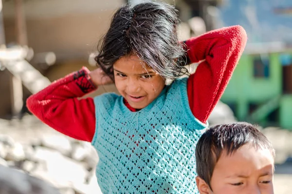 库尔卢，喜玛拉雅邦，印度 - 2018年12月08日 ： 喜马拉雅山儿童在山中的照片，喜马拉雅人 - — 图库照片