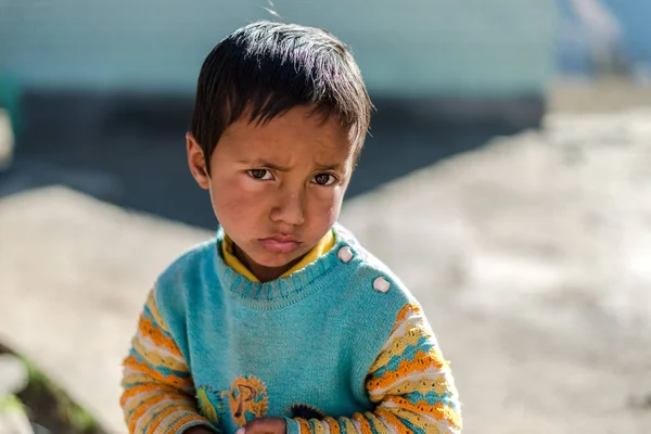 Kullu, Himachal Pradesh, India - 08 de diciembre de 2018: Foto de niños himalayas en la montaña, pueblo del Himalaya  - — Foto de Stock