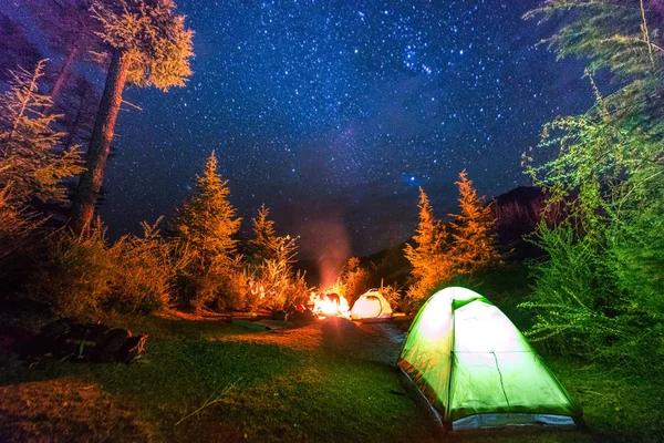 Camping tent under millions stars in himalayas — Stock Photo, Image