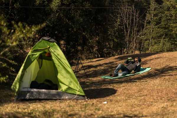 인도 히마찰프라데시 쿨루 - 2018년 12월 09일 : 산에서 의한 관광 텐트 캠핑 — 스톡 사진