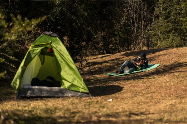 Kullu, Himáčal Pradesh, Indie-prosinec 09, 2018: turistický kemp v horách — Stock fotografie