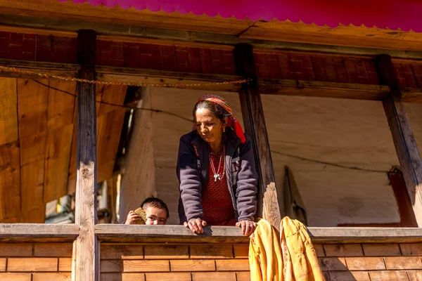 Kullu, Himachal Pradesh, India - 21 de diciembre de 2018: Foto de una mujer himalaya con un niño en una casa de madera en Himalaya — Foto de Stock