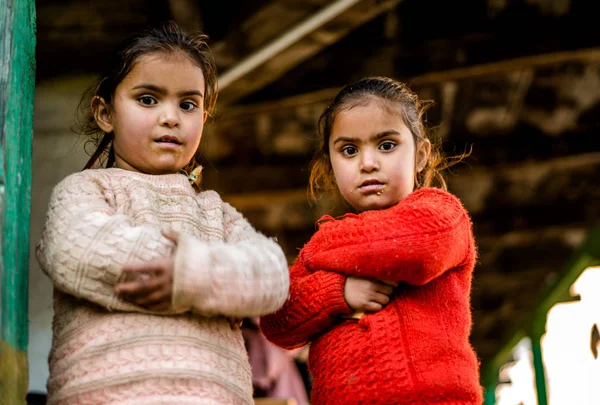 クルル, ヒマチャルプラデシュ, インド - 12月 21, 2018 : 山の貧しいインド双子の女の子 - — ストック写真