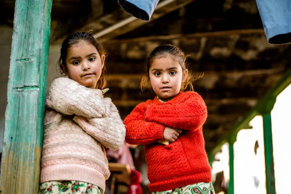 Kullu, Himachal Pradesh, Hindistan - 21 Aralık 2018 : dağlarda zavallı hintli Ikizler kız çocuk -