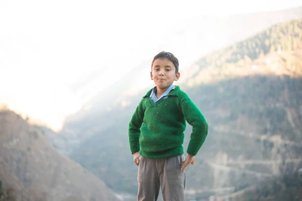 Kullu, Himachal Pradesh, India - 21 de diciembre de 2018: Foto de niños himalayas en la montaña, gente del Himalaya  - — Foto de Stock