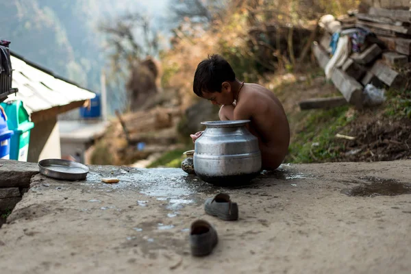 库尔卢，喜玛拉雅邦，印度 - 2018年12月21日 ： 喜马拉雅山儿童的照片，喜马拉雅人 - — 图库照片