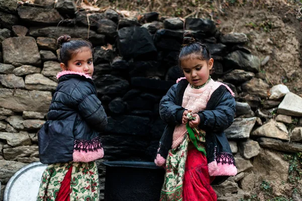 Куллу, Химачал-Прадеш, Индия - 21 декабря 2018 года: Фото бедной индийской девочки-близнеца в горах  - — стоковое фото