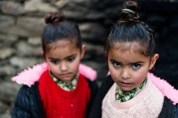 Kullu, Himachal Pradesh, Índia - 21 de dezembro de 2018: Foto da pobre criança gêmea indígena nas montanhas  - — Fotografia de Stock