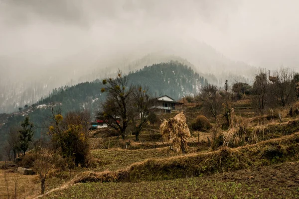 Typiskt trä alpint hus i Himachal i Himalaya — Stockfoto