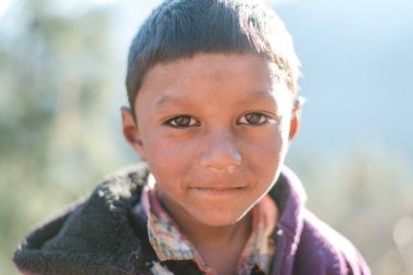 Kullu, Himachal Pradesh, Hindistan - 17 Ocak 2019 : Dağdaki çocuk portresi, Himalaya lar -