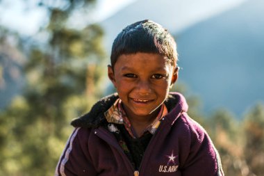 Kullu, Himachal Pradesh, Hindistan - 17 Ocak 2019 : Dağdaki çocuk portresi, Himalaya lar -