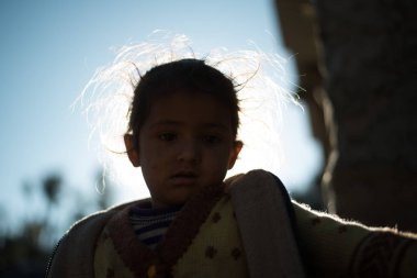 Kullu, Himachal Pradesh, Hindistan - 17 Ocak 2019 : Dağdaki Kız Portresi, Himalayalar -