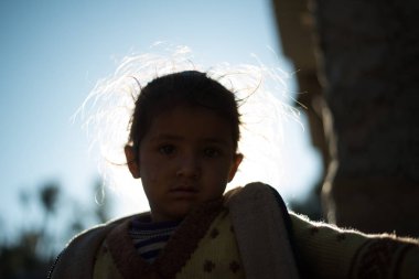 Kullu, Himachal Pradesh, Hindistan - 17 Ocak 2019 : Dağdaki Kız Portresi, Himalayalar -