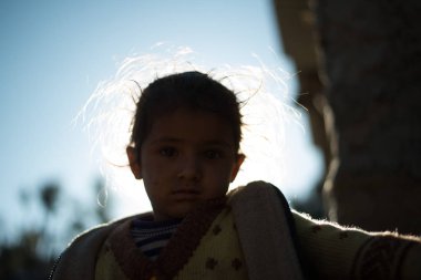 Kullu, Himachal Pradesh, Hindistan - 17 Ocak 2019 : Dağdaki Kız Portresi, Himalayalar -