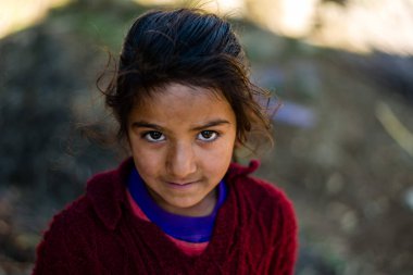 Kullu, Himachal Pradesh, Hindistan - 17 Ocak 2019 : Dağdaki Kız Portresi, Himalayalar -