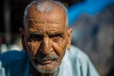 Kullu, Himachal Pradesh, Hindistan - 17 Ocak 2019 : Dağdaki yaşlı adamın portresi, Himalaya lar -