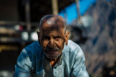 Kullu, Himachal Pradesh, Hindistan - 17 Ocak 2019 : Dağdaki yaşlı adamın portresi, Himalaya lar -