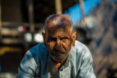 Kullu, Himachal Pradesh, Hindistan - 17 Ocak 2019 : Dağdaki yaşlı adamın portresi, Himalaya lar -