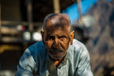 Kullu, Himachal Pradesh, Hindistan - 17 Ocak 2019 : Dağdaki yaşlı adamın portresi, Himalaya lar -