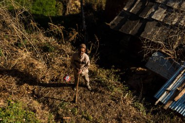 Kullu, Himachal Pradesh, Hindistan - 17 Ocak 2019 : Dağdaki insan fotoğrafı, Himalaya halkı -