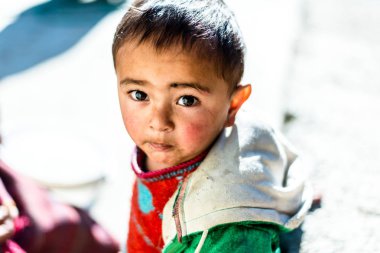 Kullu, Himachal Pradesh, Hindistan - 17 Ocak 2019 : Dağdaki çocuk portresi, Himalaya lar -