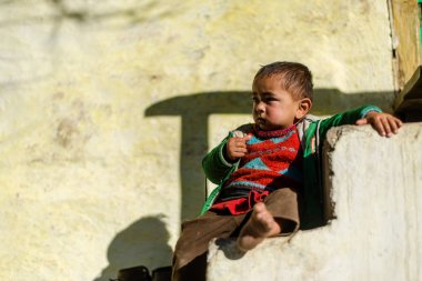 Kullu, Himachal Pradesh, Hindistan - 17 Ocak 2019 : Dağdaki çocuk portresi, Himalaya lar -
