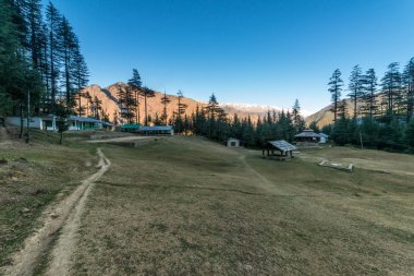 Himalayalar himachal tipik ahşap dağ evi