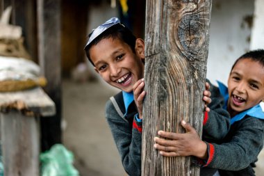 Kullu, Himachal Pradesh, Hindistan - 26 Kasım 2018 : Himalaya çocuklarının dağdaki portresi, Himalaya lar -