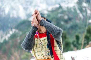 Kullu, Himachal Pradesh, Hindistan - 25 Ocak 2019 : Himalayalar'da gülümseyen geleneksel elbiseli himachali kadın