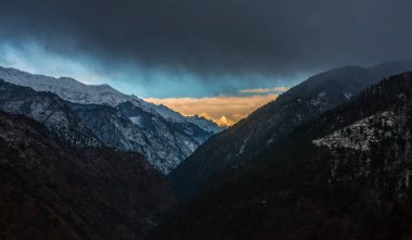 Hindistan'da himalayalar dağ tepesinden gün batımı görünümü