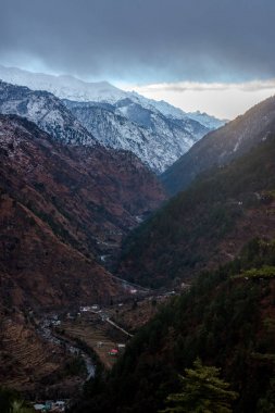 Hindistan'da himalayalar dağ tepesinden gün batımı görünümü