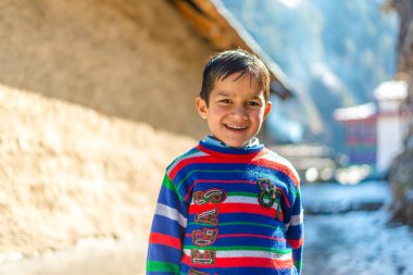 Kullu, Himachal Pradesh, Hindistan - 26 Ocak 2019 : Açık havada şık saç stili ile gülümseyen çocuk çocuk. Kameraya bakıyorum. Genç çocuk