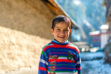 Kullu, Himachal Pradesh, Hindistan - 26 Ocak 2019 : Açık havada şık saç stili ile gülümseyen çocuk çocuk. Kameraya bakıyorum. Genç çocuk