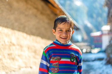 Kullu, Himachal Pradesh, Hindistan - 26 Ocak 2019 : Açık havada şık saç stili ile gülümseyen çocuk çocuk. Kameraya bakıyorum. Genç çocuk
