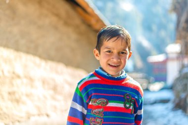 Kullu, Himachal Pradesh, Hindistan - 26 Ocak 2019 : Açık havada şık saç stili ile gülümseyen çocuk çocuk. Kameraya bakıyorum. Genç çocuk