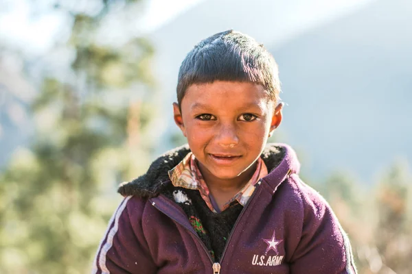 Kullu, Himachal Pradesh, India - 17 de enero de 2019: Retrato de niño en la montaña, pueblo del Himalaya  - — Foto de Stock