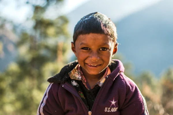 Kullu, Himachal Pradesh, India - 17 de enero de 2019: Retrato de niño en la montaña, pueblo del Himalaya  - — Foto de Stock