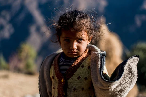 Kullu, Himachal Pradesh, India - 17 de enero de 2019: Retrato de niña en la montaña, pueblo del Himalaya  - — Foto de Stock