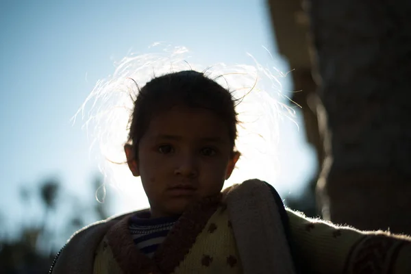 Kullu, Himáčal Pradesh, Indie-17. ledna 2019: portrét dívky v horách, himálajský lid - — Stock fotografie