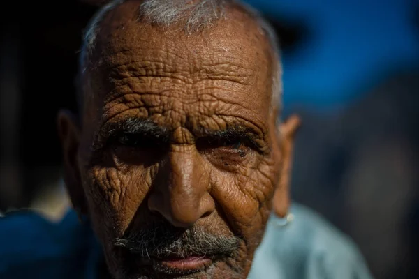 Kullu, Himachal Pradesh, Inde - 17 janvier 2019 : Portrait de vieil homme en montagne, peuple himalayen  - — Photo