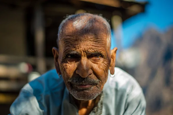 인도 히마찰프라데시 쿨루 - 2019년 1월 17일 : 히말라야 산에 있는 노인의 초상화 - — 스톡 사진