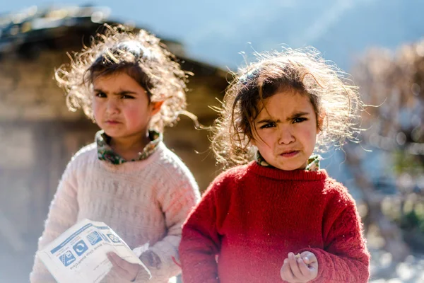 Куллу, Химачал-Прадеш, Индия - 17 января 2019 года: Портрет девочки-близнеца в горах, жители Гималаев  - — стоковое фото