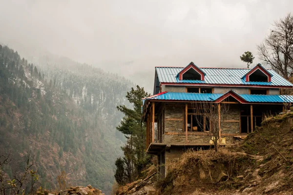 Típica casa alpina de madera en himachal en himalaya — Foto de Stock