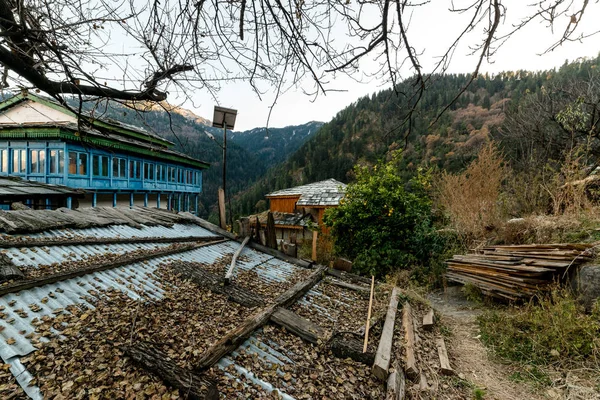 Τυπικό ξύλινο αλπικό σπίτι στο χίμααλ στα Ιμαλάια — Φωτογραφία Αρχείου