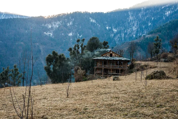 Típica casa alpina de madera en himachal en himalaya — Foto de Stock