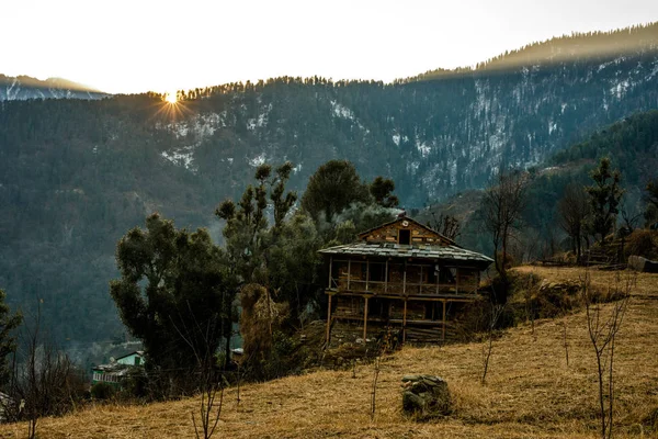 Tipica casa alpina in legno a himachal in himalaya — Foto Stock