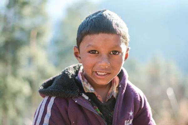 Kullu, Himachal Pradesh, India-17 januari 2019: portret van jongen in Berg, Himalaya mensen - — Stockfoto